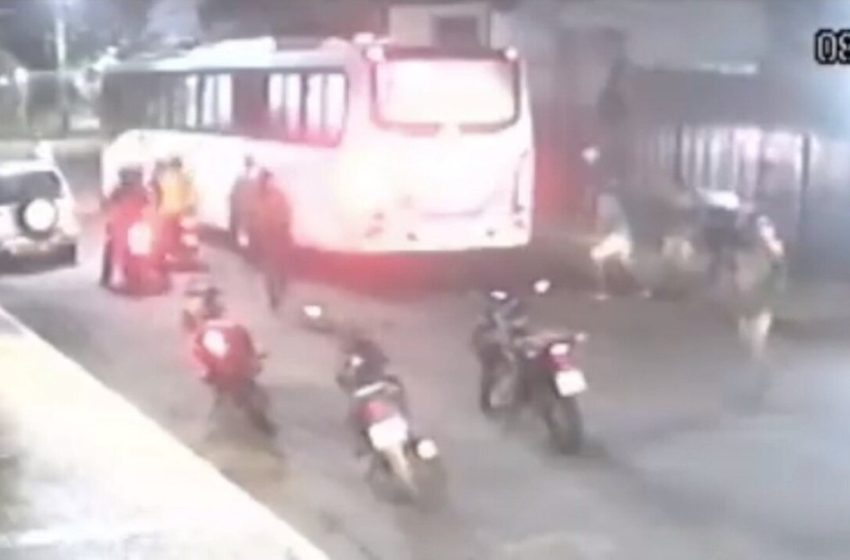  Motociclistas cercam ônibus em Fortaleza e disparam rojões contra passageiros; vídeo – G1