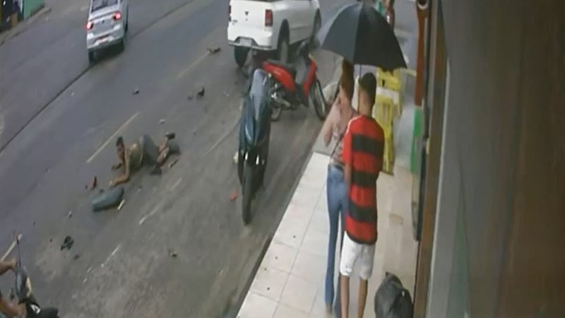  VÍDEO: motociclista colide com carro e é atropelado por outro logo em seguida em Umbaúba – A8SE.com
