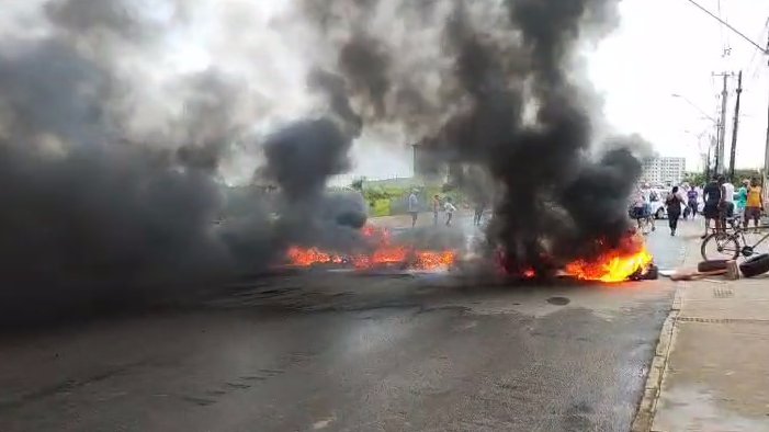  Manifestantes bloqueiam avenida com pneus queimados em Aracaju – A8SE.com
