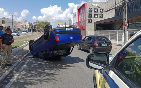  Carro capota na avenida Coelho e Campos, em Aracaju – F5 News