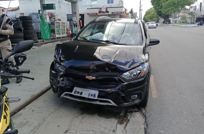  Após colisão, veículo bate em bomba de combustível em Aracaju – G1