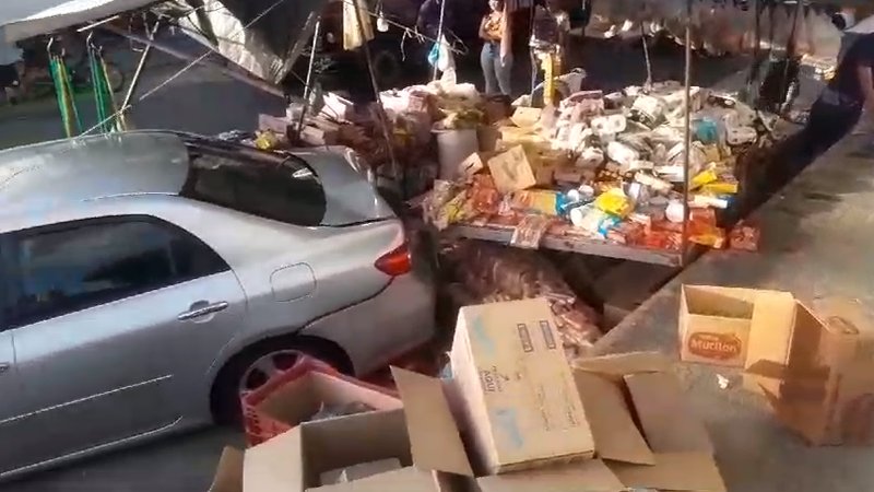  Carro invade feira livre e arrasta mulher atropelada por alguns metros em Japaratuba; confira vídeo do acidente – A8SE.com