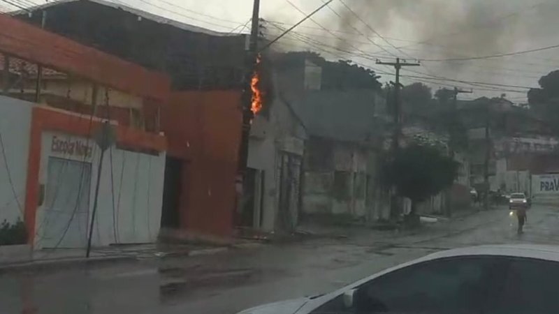  Poste pega fogo na avenida Confiança em Aracaju; VÍDEO – A8SE.com