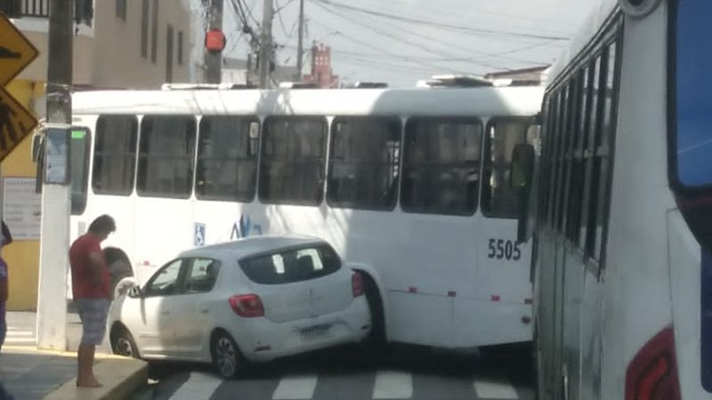  Ônibus coletivo colide com carro de passeio na rua Siriri em Aracaju – A8SE.com