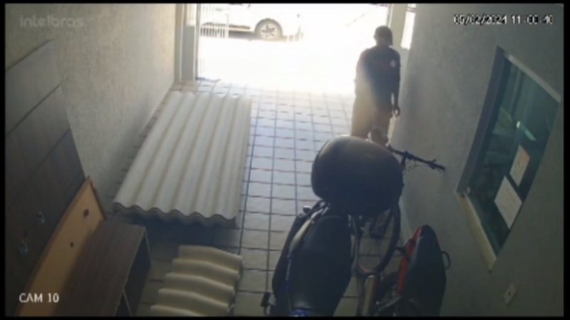  Homem rouba bicicleta de uma garagem no bairro Siqueira Campos; VÍDEO – A8SE.com