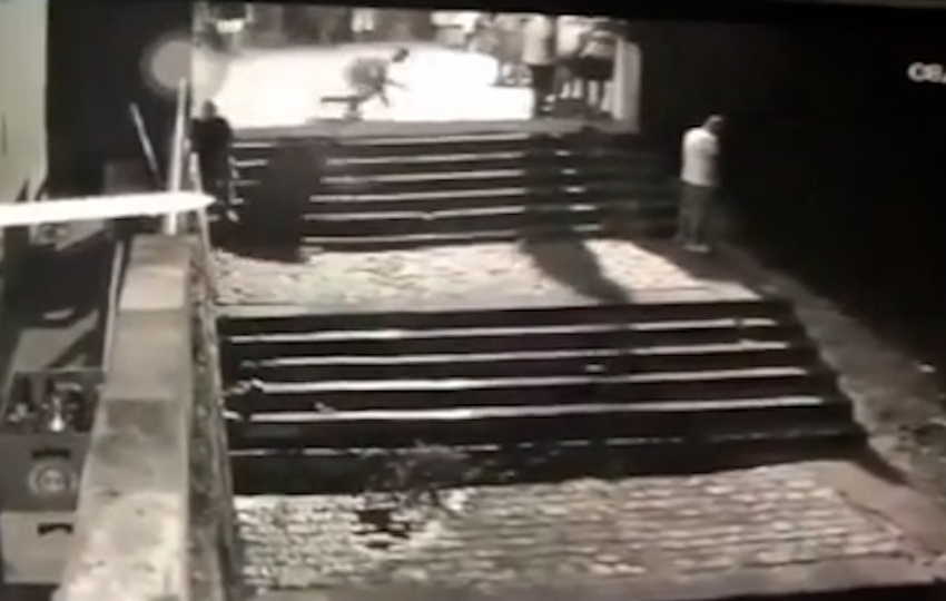  Homem fazendo xixi em escada à beira de rio é derrubado; INUSITADO – Catve