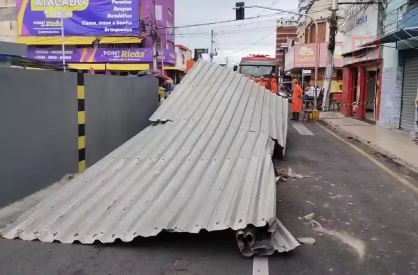  Ventos derrubaram parte do telhado de mercado em Aracaju; imagens – NE Notícias – NE Notícias