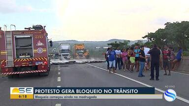  Bom Dia Sergipe | Protesto gera bloqueio no trânsito em rodovia que passa por Nossa Senhora do Socorro – Globo.com