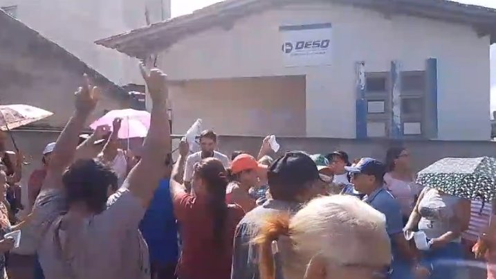  Moradores realizam manifestação em frente a sede da Deso em Carira – A8SE.com