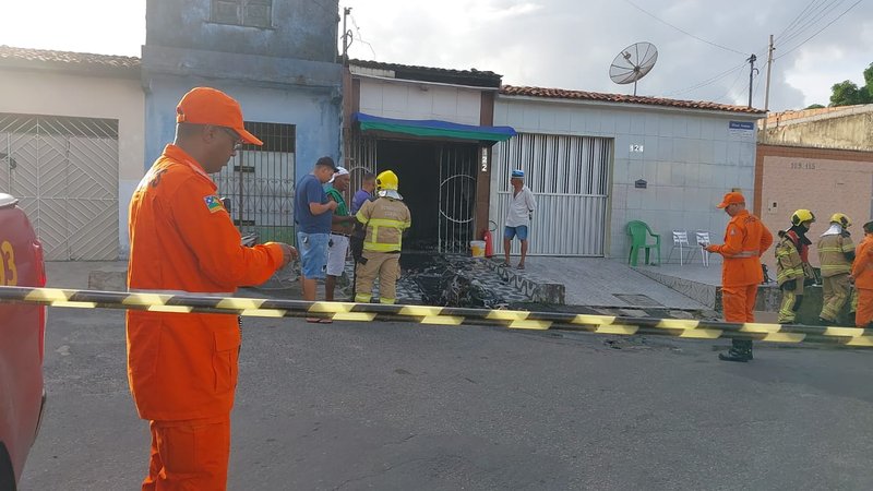  Motocicleta elétrica pega fogo durante carregamento dentro de residência em Aracaju – A8SE.com