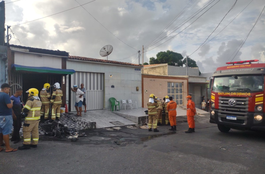 Quatro pessoas ficam feridas após motocicleta elétrica pegar fogo dentro de residência em Aracaju – G1