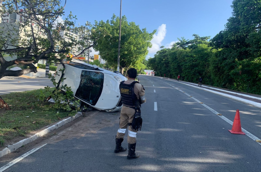  Carro capota após bater em árvore na Zona Sul de Aracaju – G1