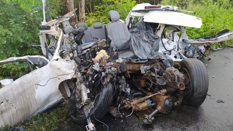  Colisão entre caminhão e caminhonete deixa três sergipanos mortos na BR-242 na Bahia – A8SE.com