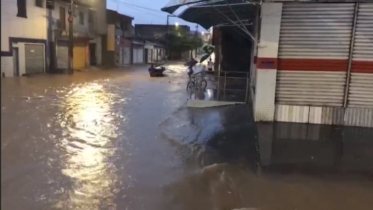  Aracaju amanhece com chuvas e pontos de alagamento em ruas da cidade; VÍDEO – A8SE.com