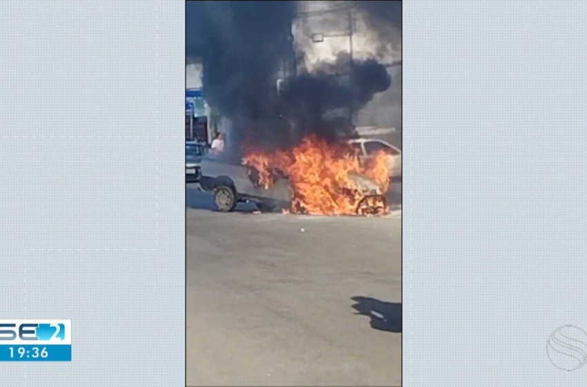  Carro pega fogo em frente a posto de combustíveis em Aracaju – G1