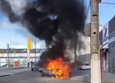 Carro pega fogo e fica destruído no bairro Siqueira Campos – O Caju