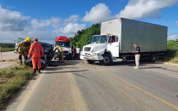  Acidente entre carro e caminhão deixa vítimas presas às ferragens na BR-101 – F5 News