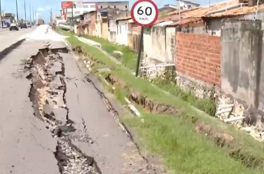  Duas casas interditadas após asfalto ceder em Aracaju › NE Notícias – NE Notícias
