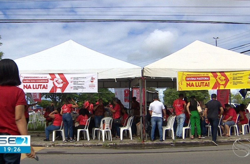  Professores da rede estadual fazem ato em frente ao prédio do TCE em Aracaju – G1