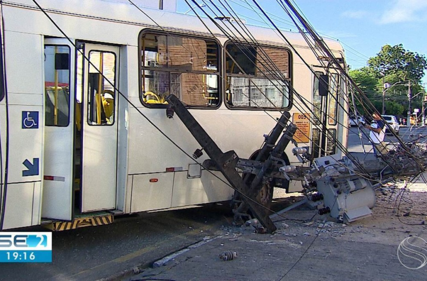  Passageiros pulam por janela de ônibus que derrubou poste com transformador em Aracaju – G1