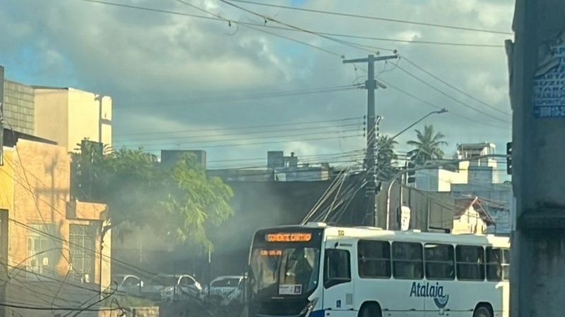  Ônibus colide com poste na Avenida Pedro Calazans; VÍDEO – A8SE.com