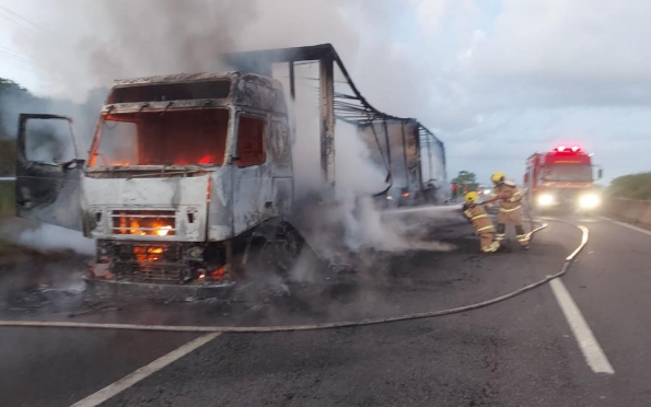  Carreta pega fogo e é consumida pelas chamas em Estância – F5 News